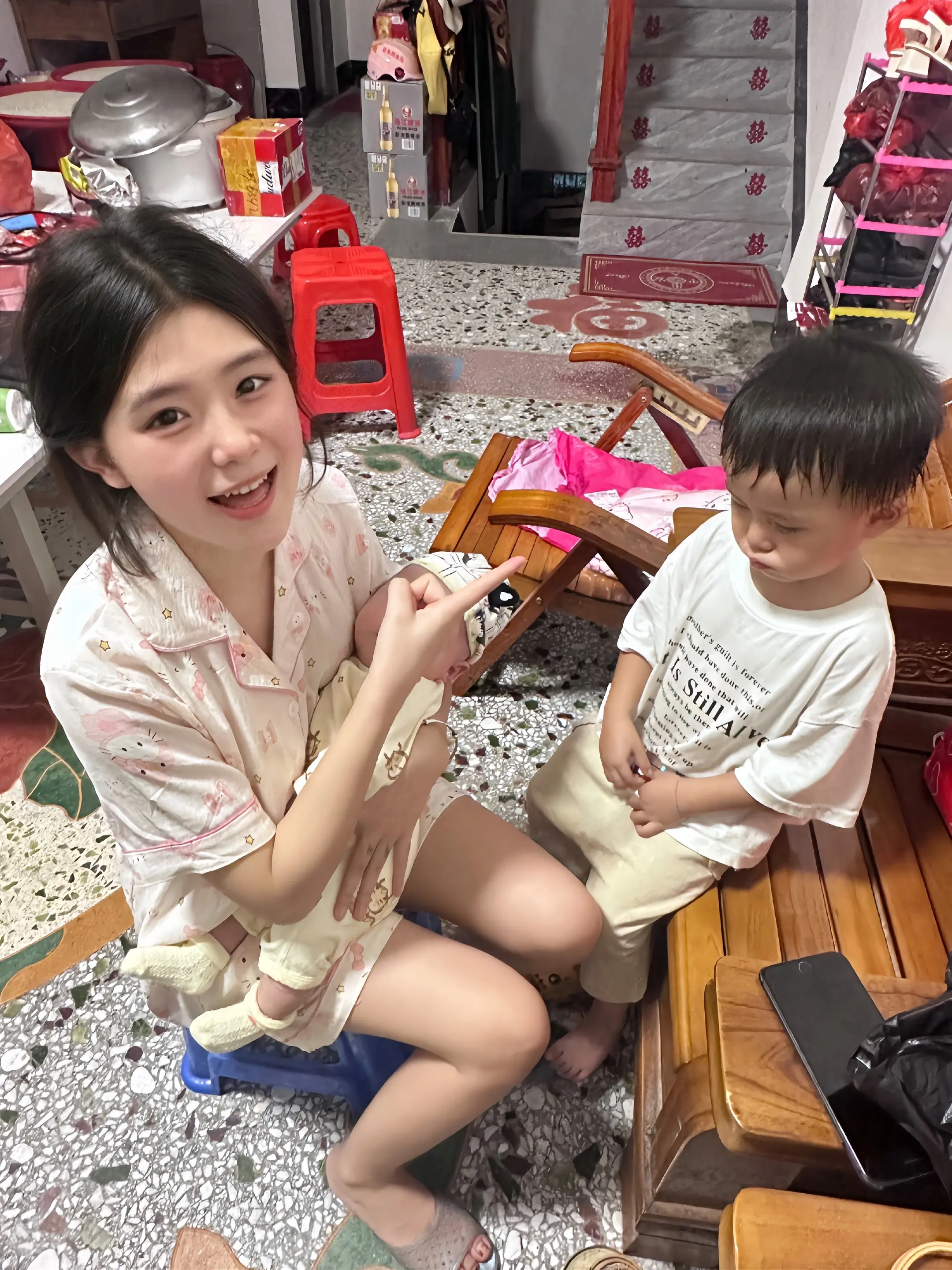 好可爱吖 因为妈妈抱弟弟 所以吃醋生气了🤣