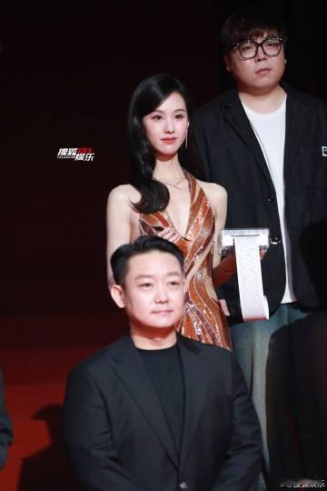 陈都灵美背 这样的露背设计让她的整体风格更加出众，陈都灵不仅仅是在穿衣，更是在展