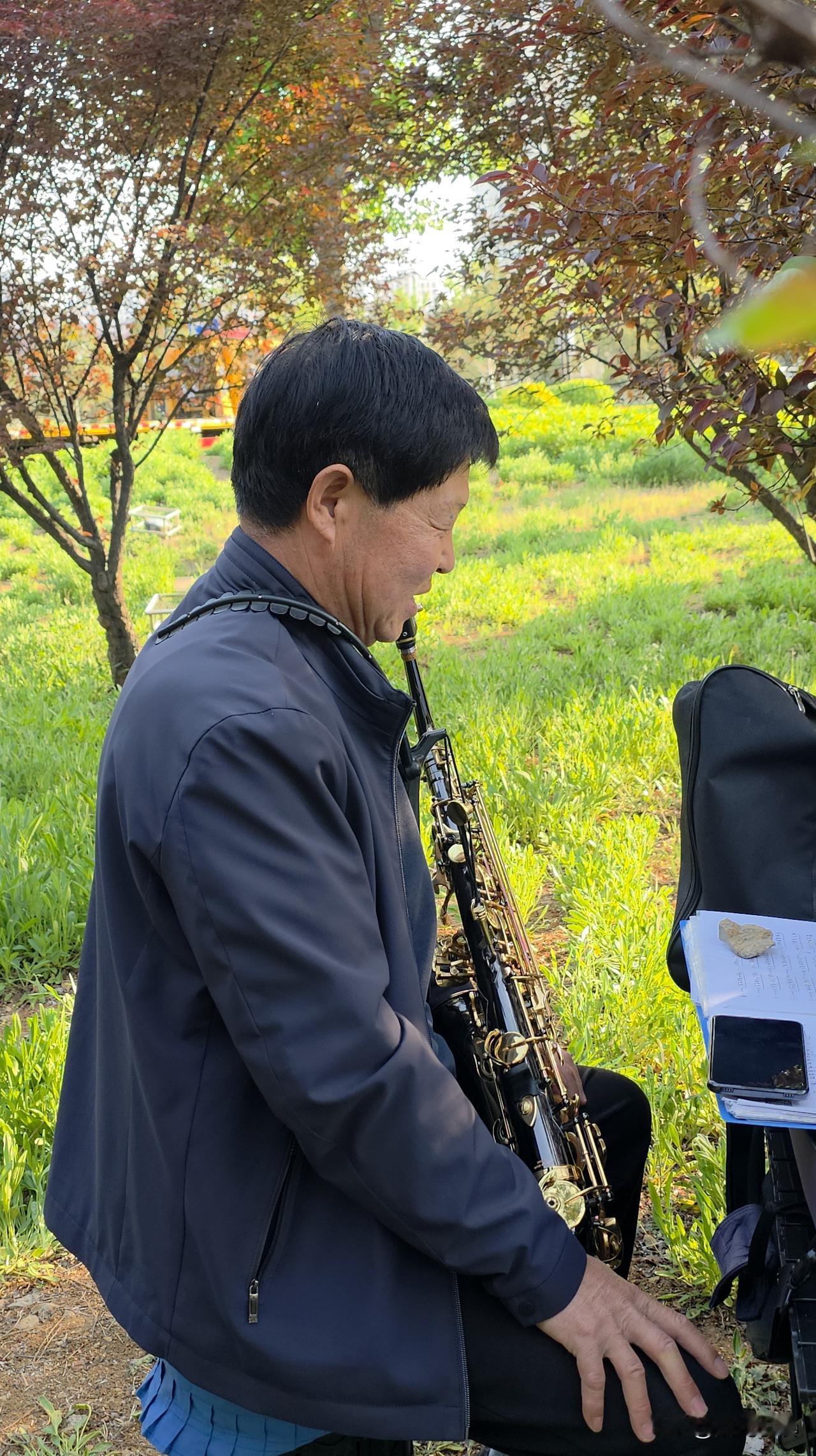 下午在河边小树林里，遇到一个大哥……

下午去沂河湿地公园转了转，回来的路上，在
