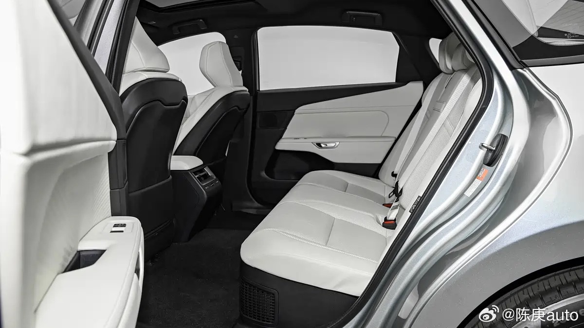 雷卡萨斯ES 300h，2.0自吸（112kW）+电机（83kW），后续会有纯电