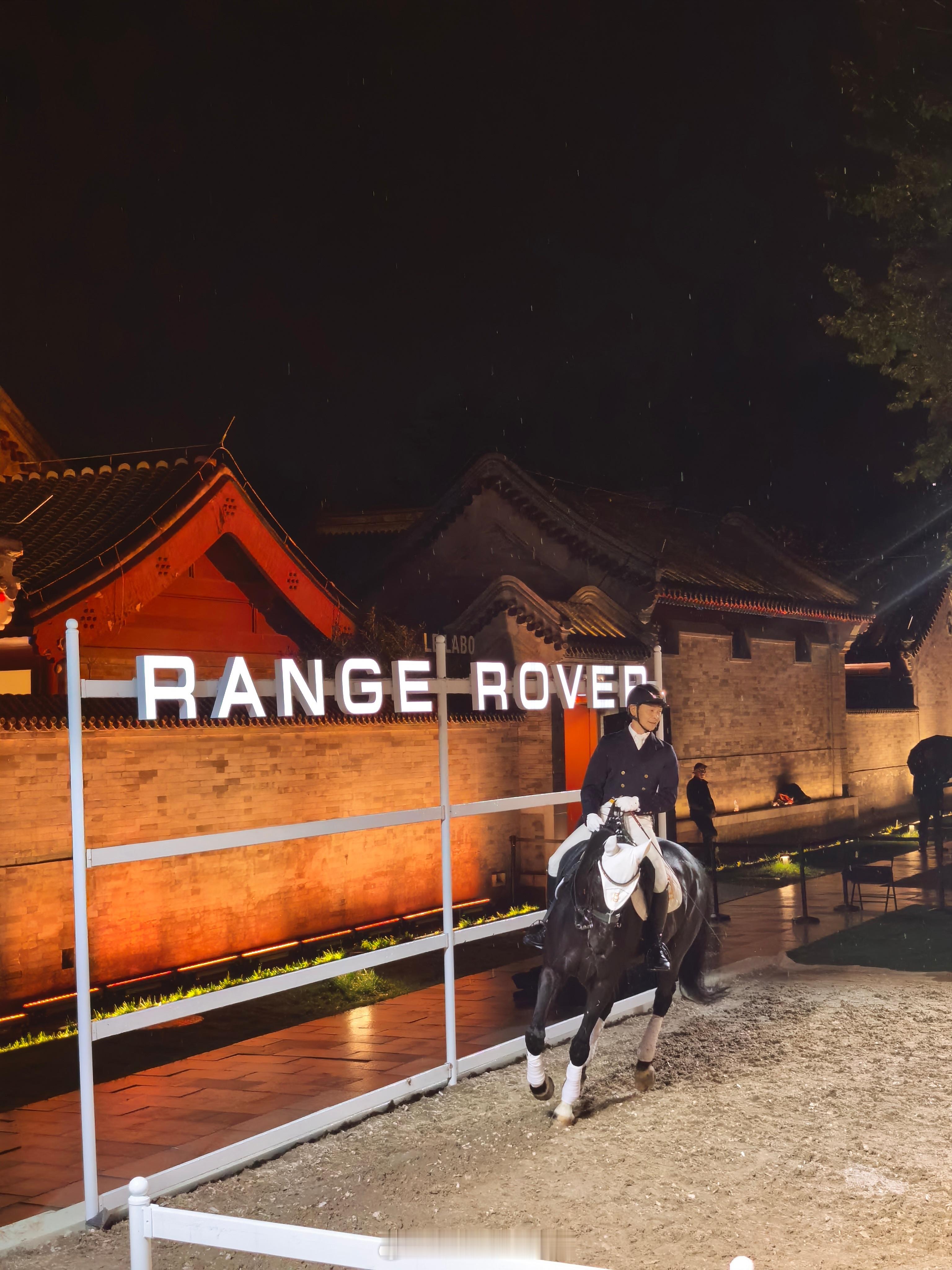 2026揽胜之境 真的太优雅了！ 最近很多品牌致敬揽胜，揽胜一直是行业标杆。很喜