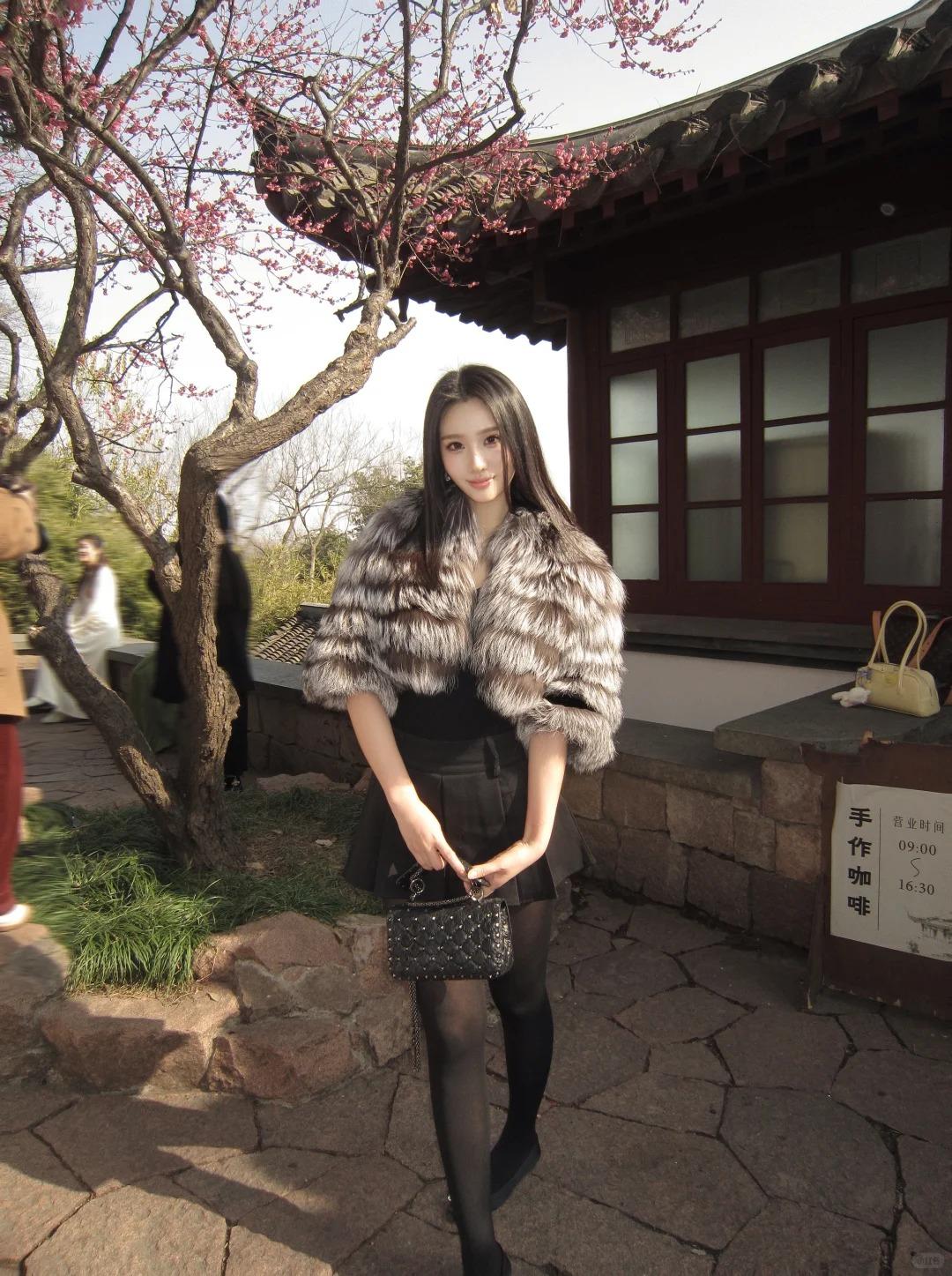 晒出你的本地生活西泠印社的梅枝已缀满粉白的花，暗香漫过青石板路。拾级登上孤山之巅