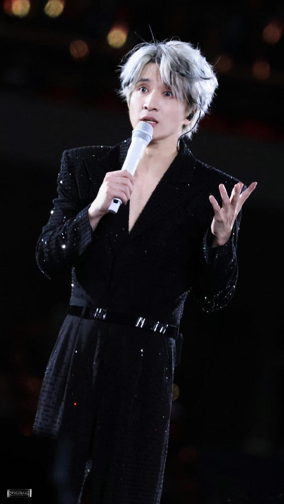 路人入坑薛之谦现场 被薛之谦现场圈粉瞬间一场优质的现场表演，总能打动不同的观众。
