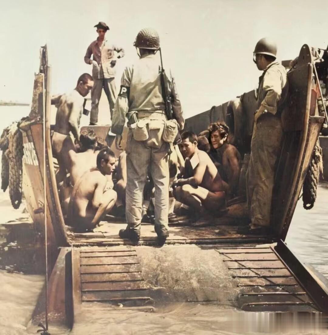 1944年，美军在马绍尔群岛转移日军战俘的真实画面，照片中的日军士兵在美军的要求