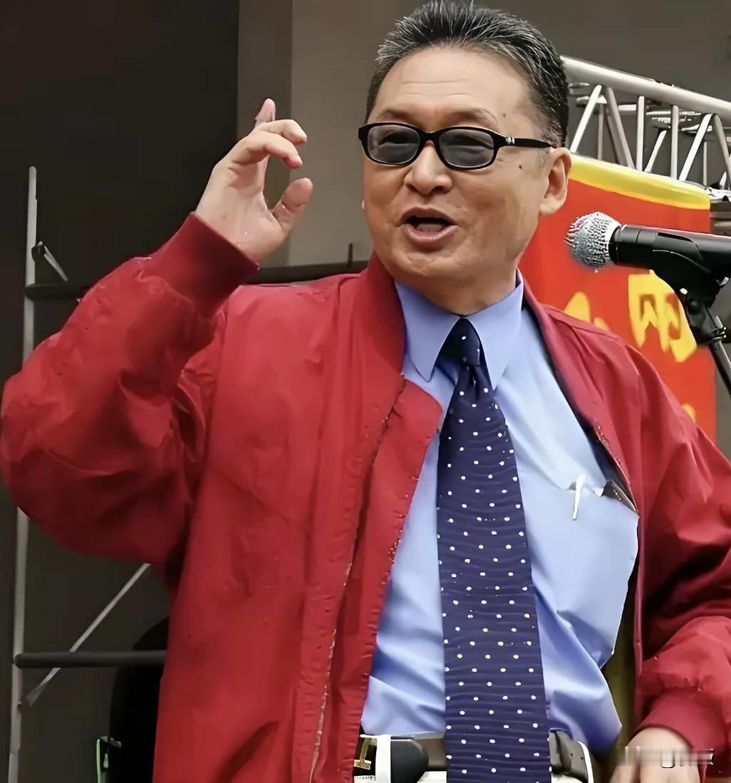 李敖说过一句很扎心的话：
“一个人在社会上，礼貌是没有用，谦逊也没用，古道热肠也