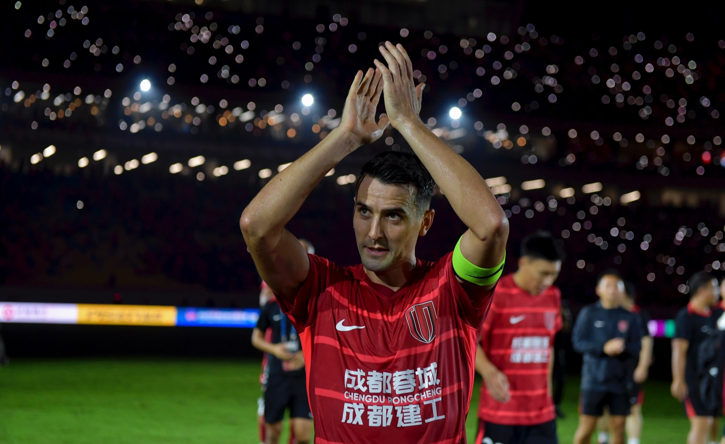 刘闻超在社媒写道：“确实很多朋友不停在问，也看到了很多说法。关于另一支红色球衣球