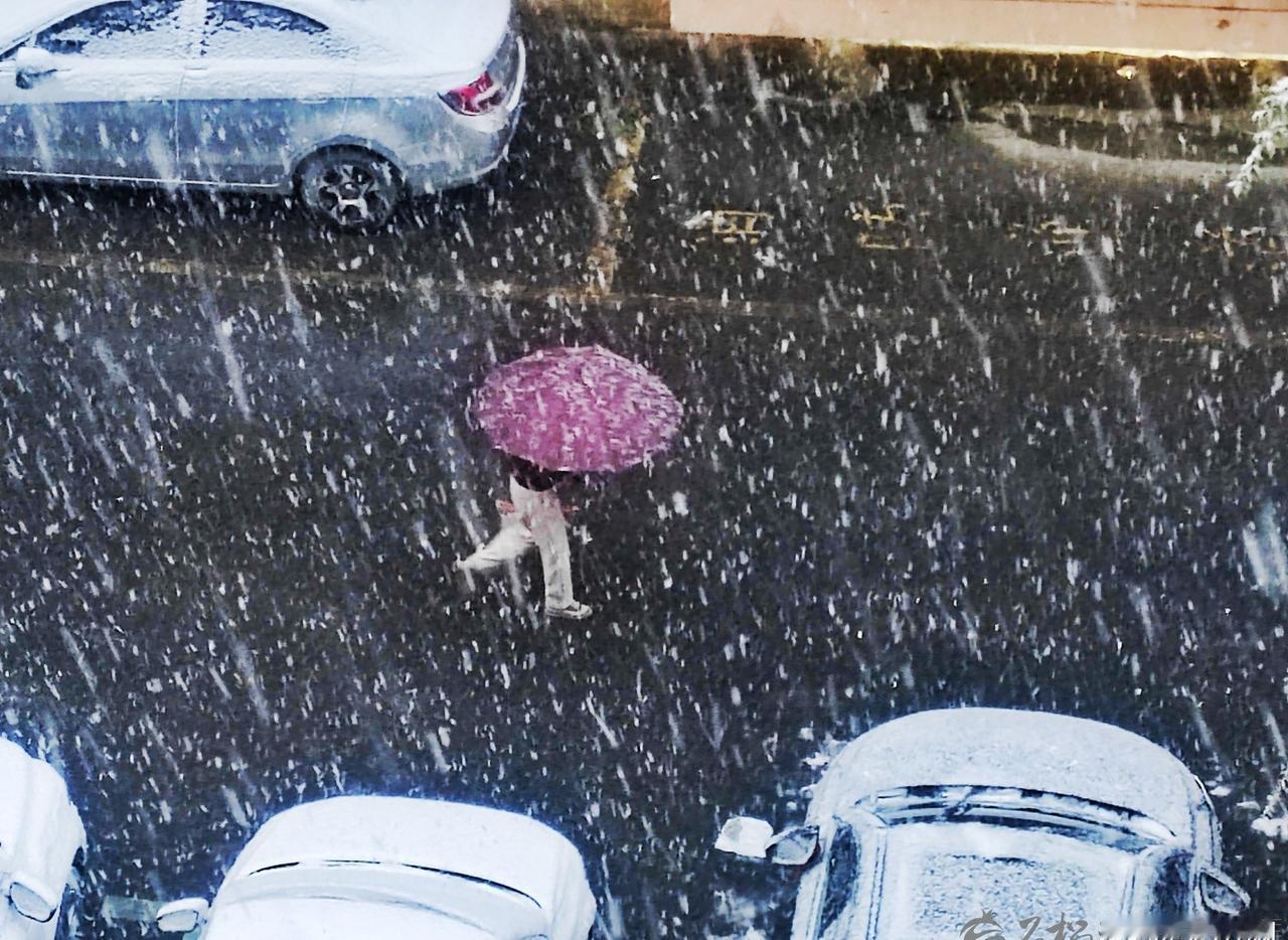 【乌鲁木齐第一场雪来了 道路有薄冰请注意驾驶安全】南方降温北方跑步入冬10月15