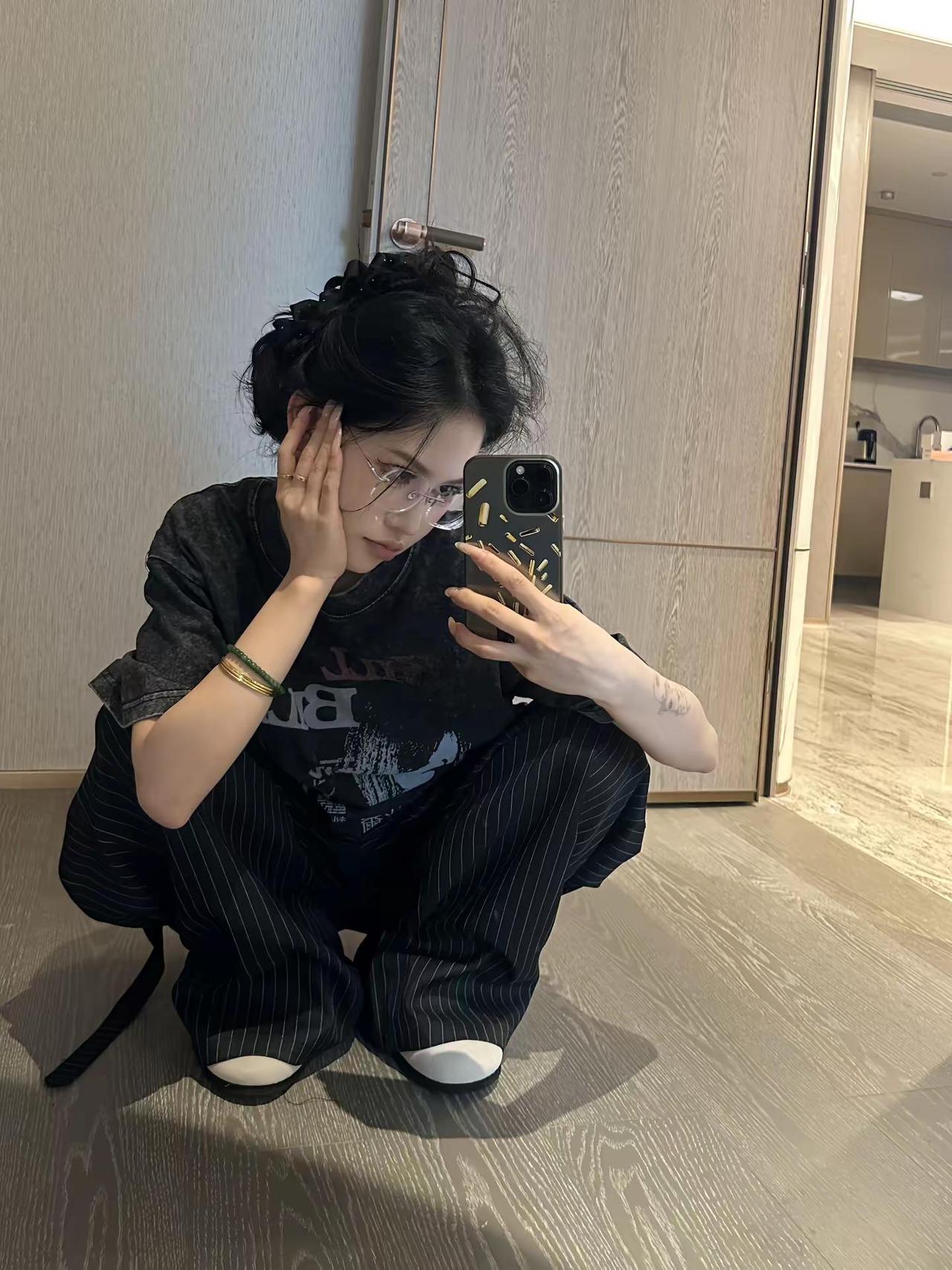 找不到这样穿的男生我就自己这样穿