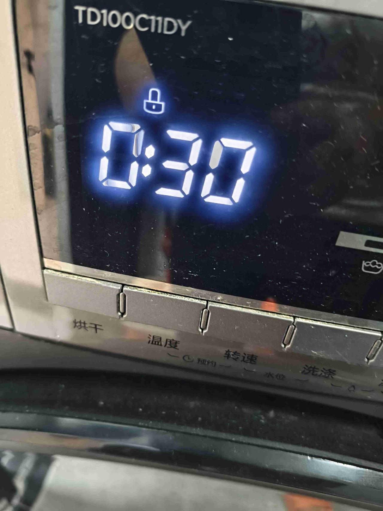 今天，乌鲁木齐的气温是6°~15°，跟昨天的气温差不多。

但很明显，今天外面阳