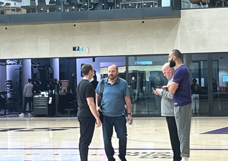 Doug Haller报道，今天锡伯杜现身太阳训练馆。nba休赛期 ​​​