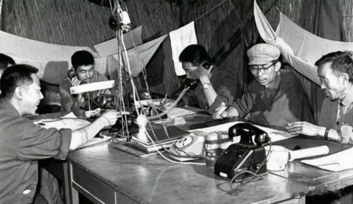 上世纪70年代的一天，兰州军区副司令伍生荣少将战备值班，一摸口袋发现烟盒空了。他