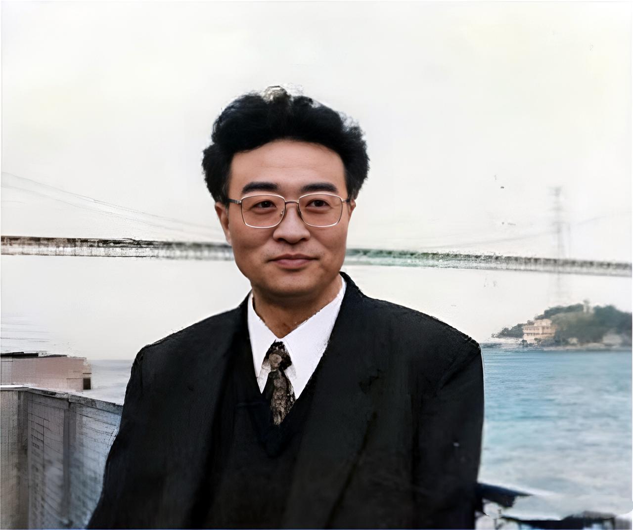 他名叫刘铁骑，是大贪官刘青山的儿子，在父亲认罪伏诛后，他背着“巨贪之后”的包袱拉