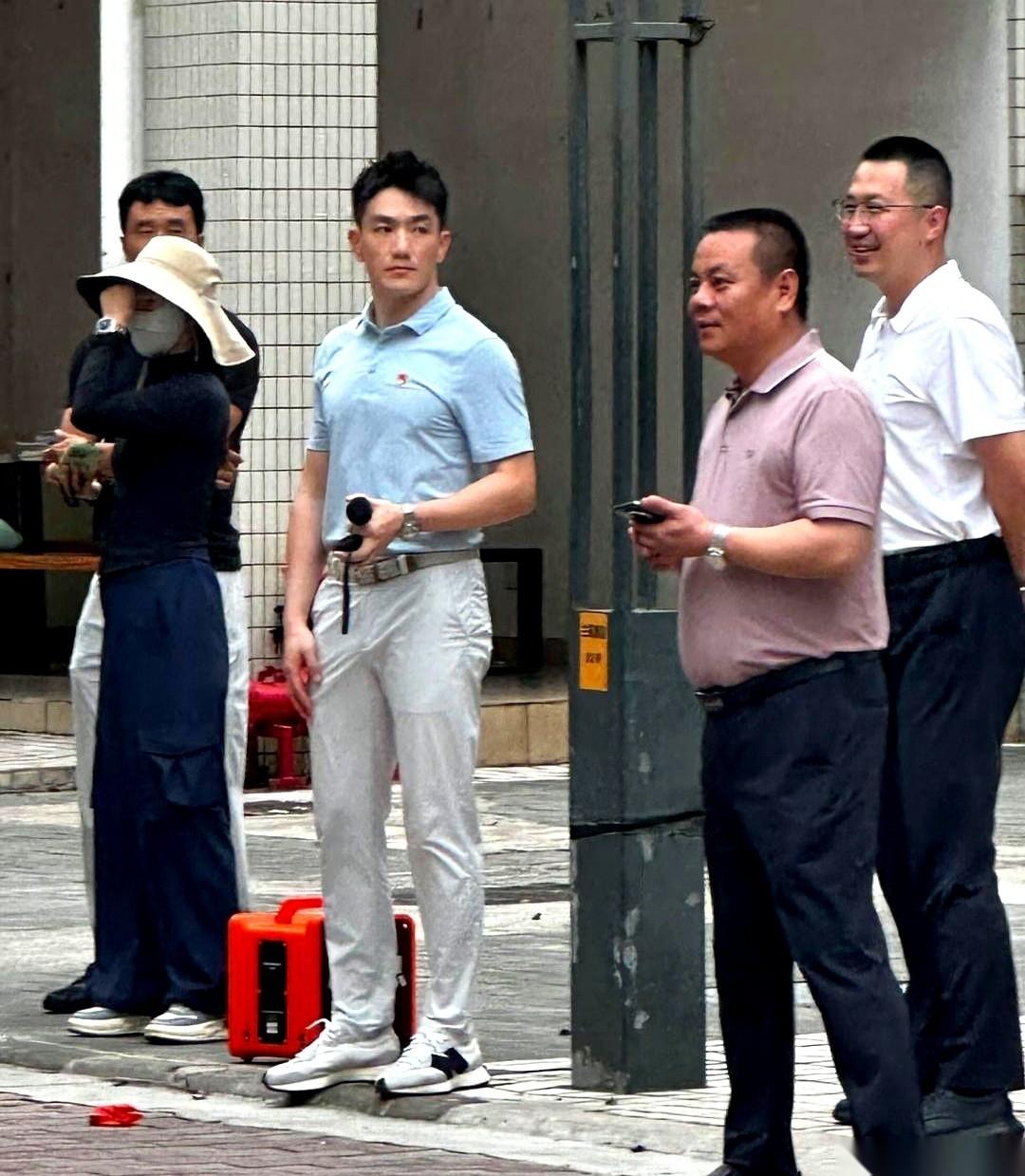 张馨予老公何捷，最近在广州大学一露面，整个场的空气都不一样了。
就那么简单地往那