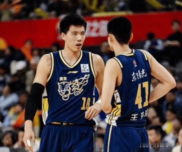 焦伯乔来高效的吧！七分钟五犯离场



焦伯乔打的太糟糕了，赛季已经过了六场比赛