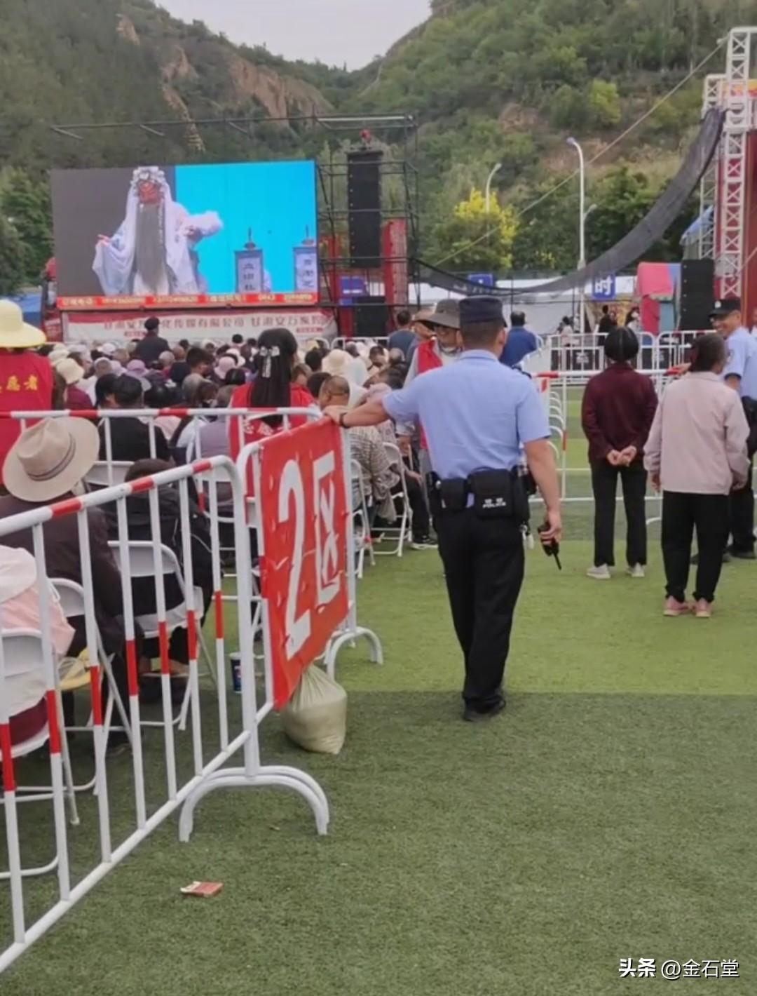 安万的秦腔火了好些年，周边的泾川县、彭阳县、平凉市区都留下过他的演出足迹，唯独还