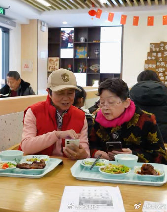 杭州爷爷奶奶的电子饭搭子有点甜社区食堂里，老人拍照给饭菜“体检”，用AI查营养搭
