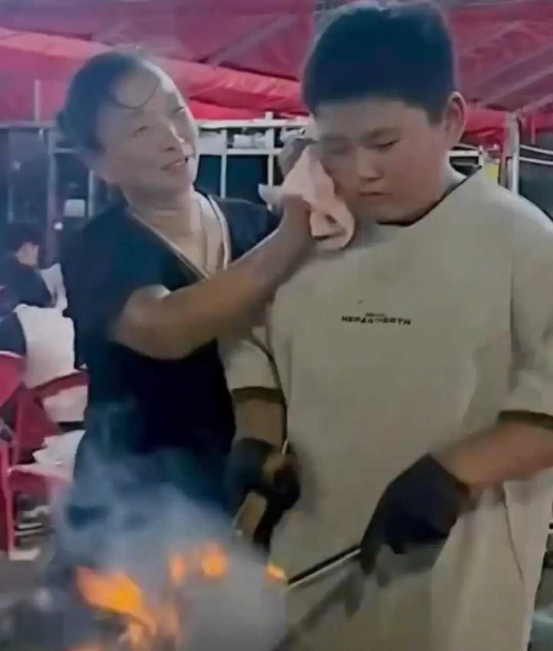 如果这个孩子确实只有 13 岁，那么结合他正在进行明火翻炒、高温重油操作的情况，