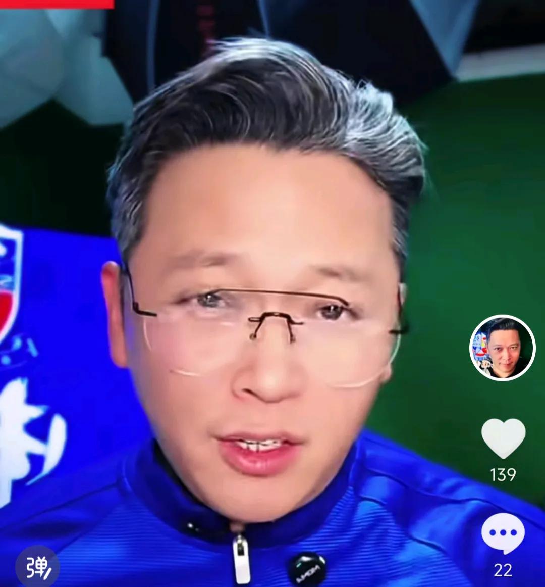 解说员周亮用三样东西阐述了上海申花中超新赛季的想法跟目标。
首先是曲奇饼。他认为