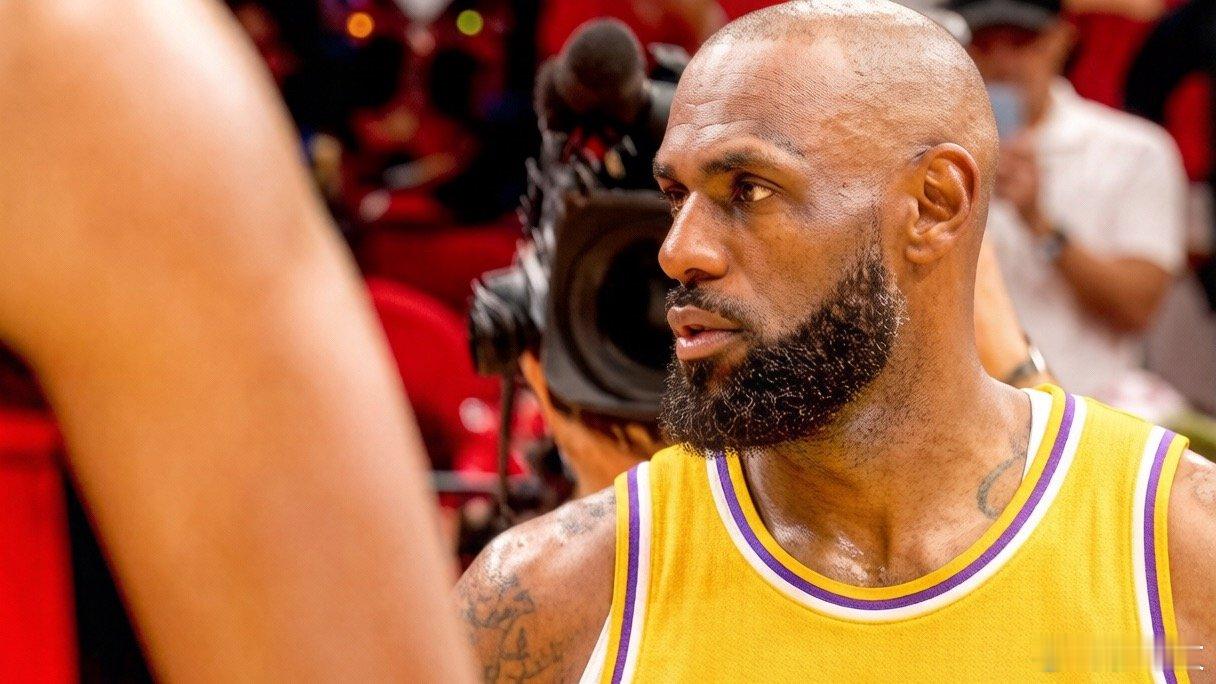 詹姆斯三分 在季后赛的舞台上，詹姆斯与布朗尼贡献了历史性的“父子连线”瞬间：布朗