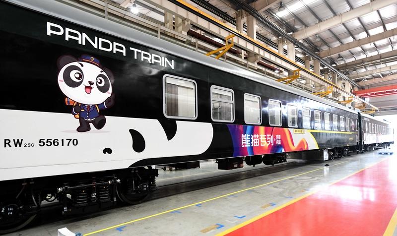 现在旅游专列确实很好，这种套房车厢给“旅游+休息”提供了不同于豪华酒店的感觉…[