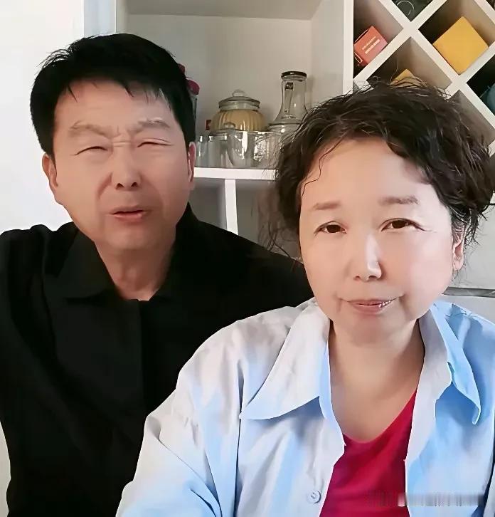老杜啊，那可是相当的不甘目前的局面，在网络上不断地折腾。每天就在网上搬弄是非，金