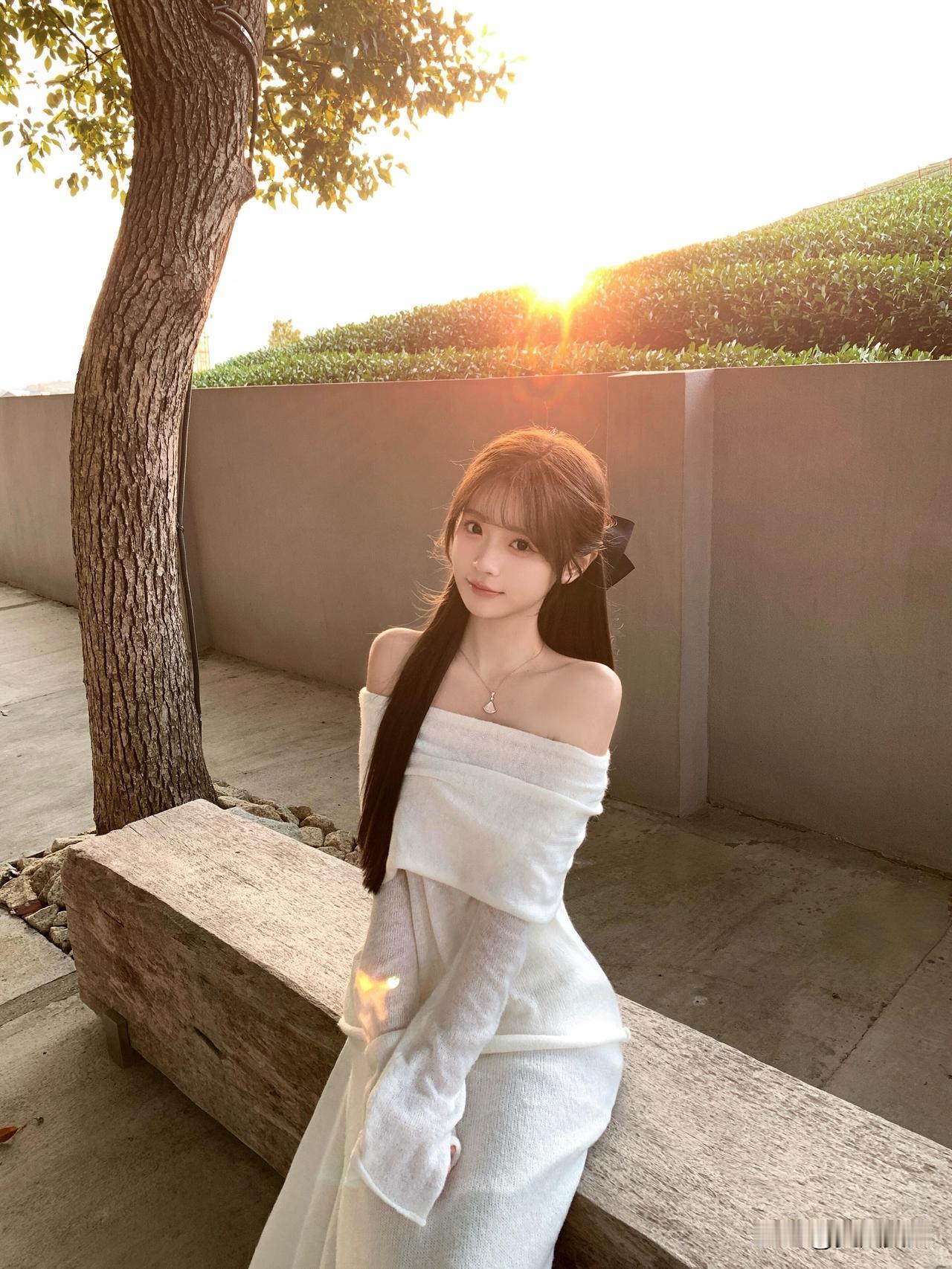 阳光下的温柔少女，白色长裙飘逸动人