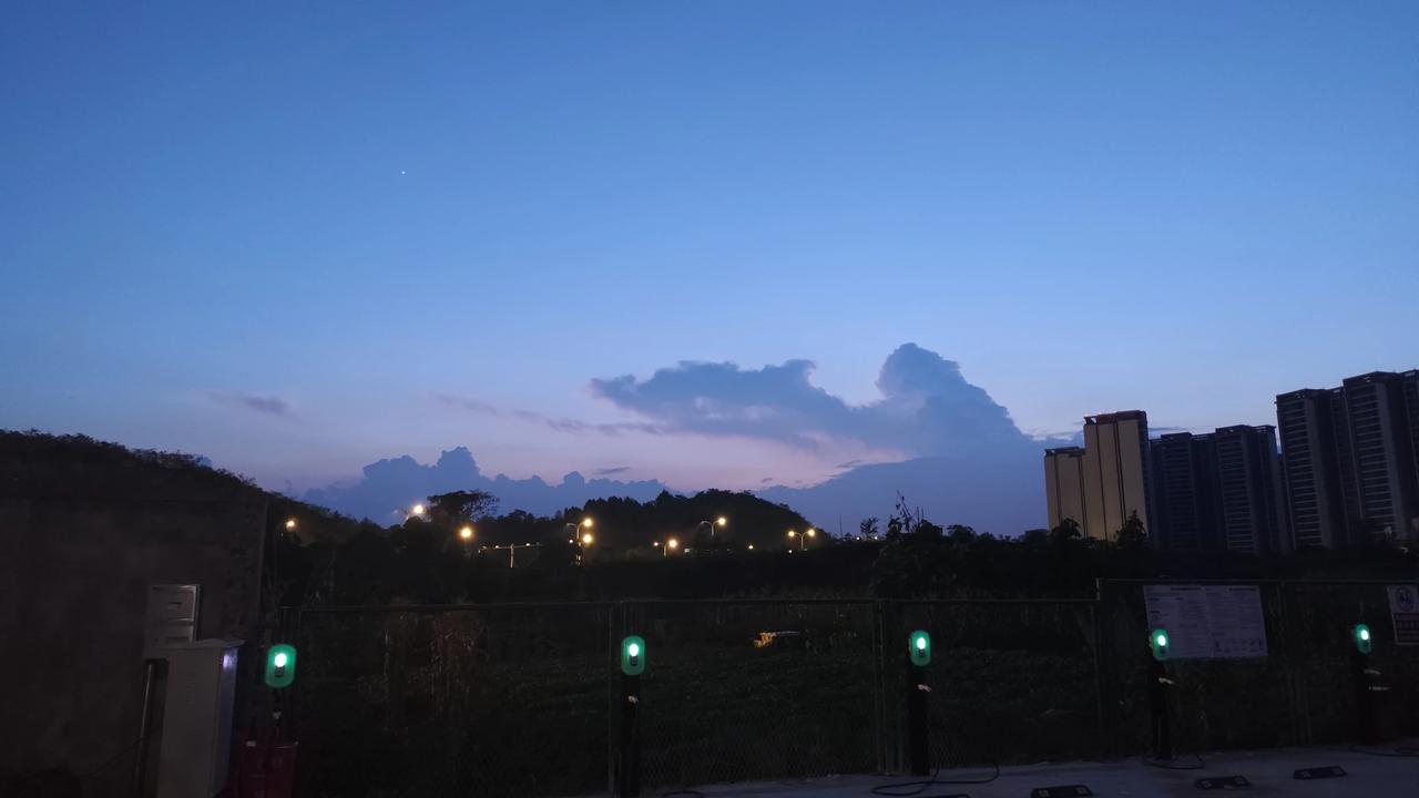 夏日里不光有冰镇西瓜、冰粉等好吃的消暑美食，也有令人沉醉的夕阳晚霞这般美好的风景