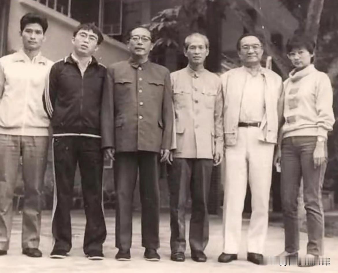 1983年，在广州“新体育杯”围棋赛期间，聂卫平(左二) 与查良镛(金庸) 夫妇