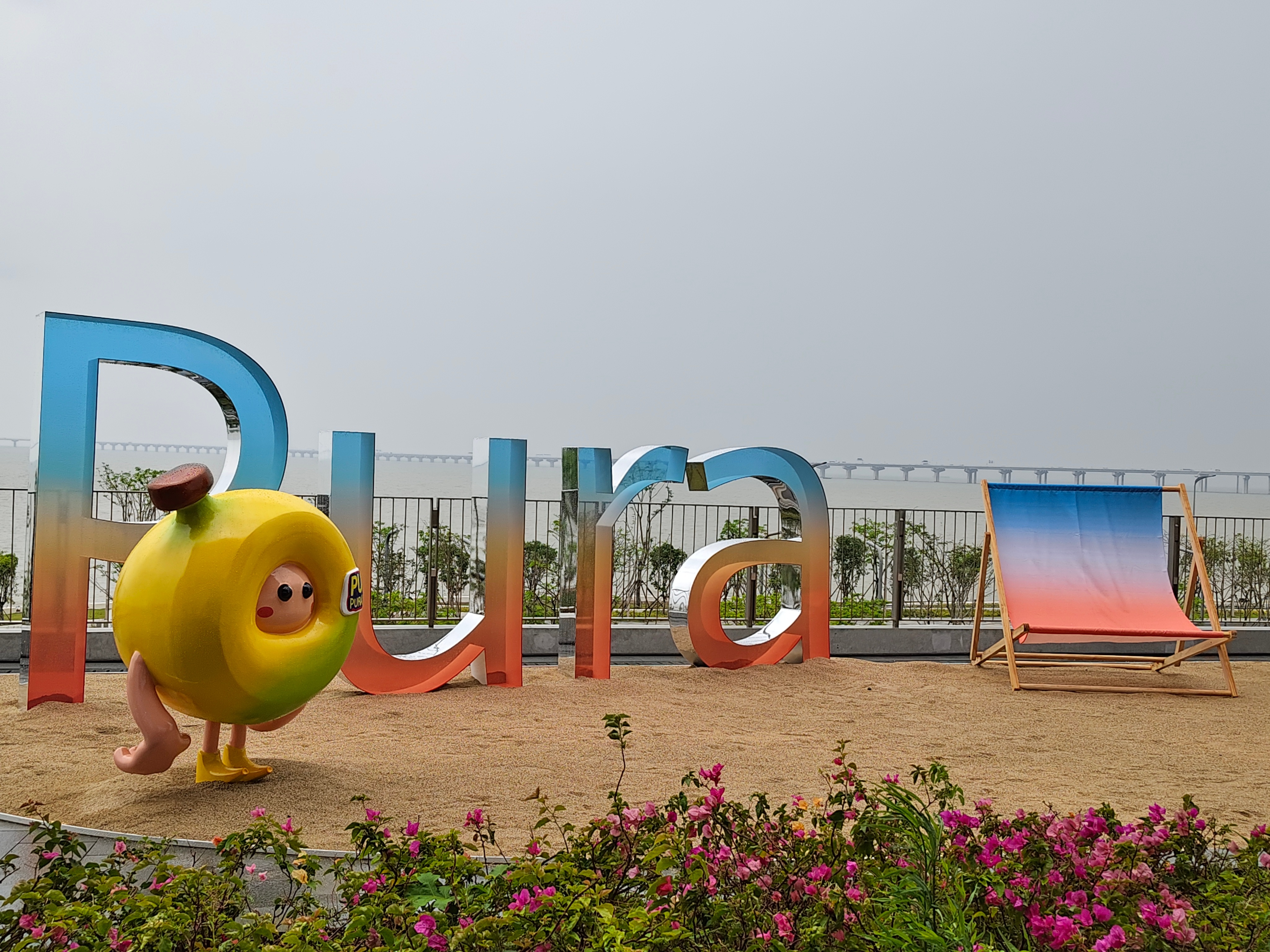 随橙想呢…刚到发布会现场就下大雨了不过也能看出今天产品巨多到处都是橘子海的元素，