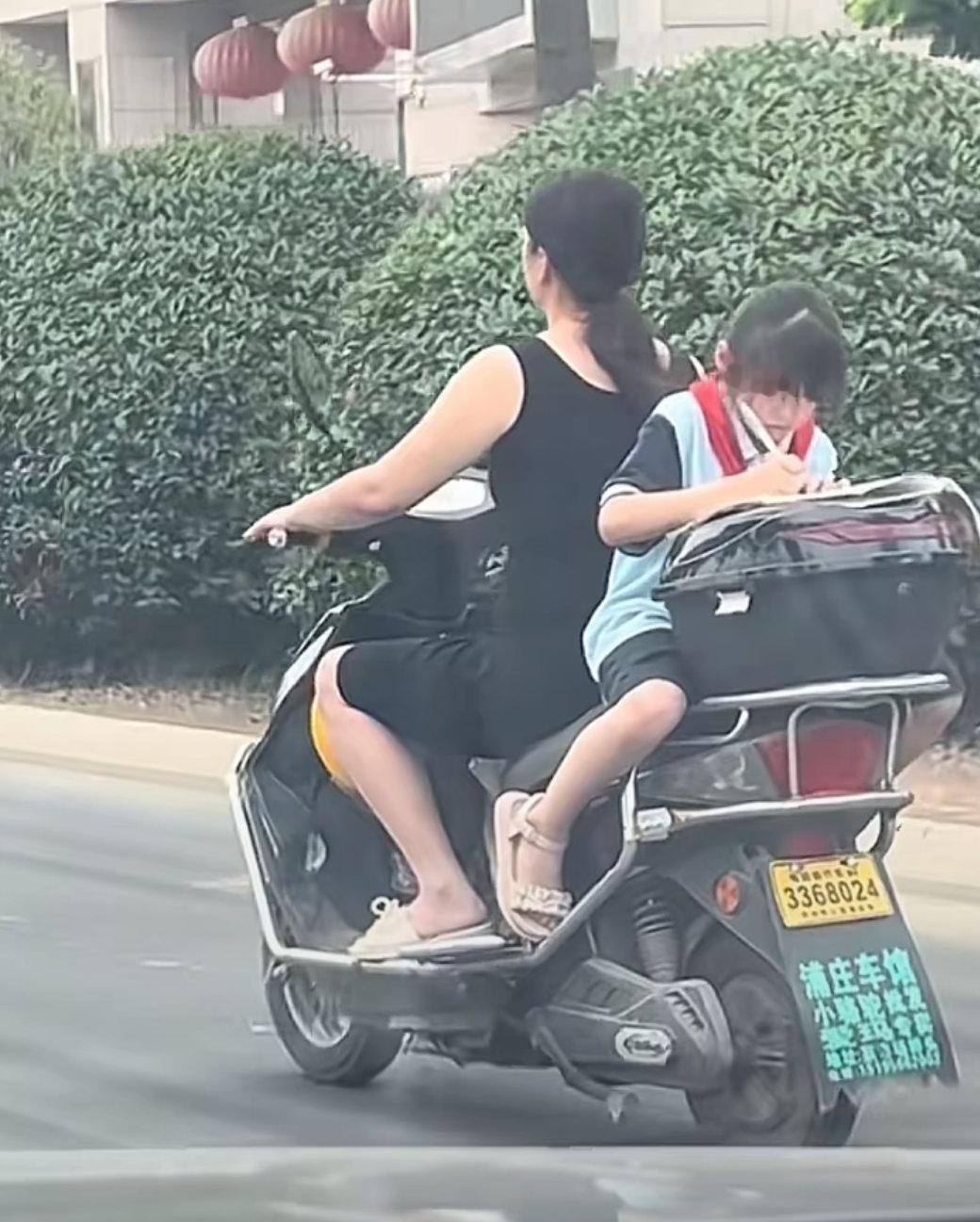 这么小的孩子有必要这么卷吗？回到家在写不行吗？ ​​​