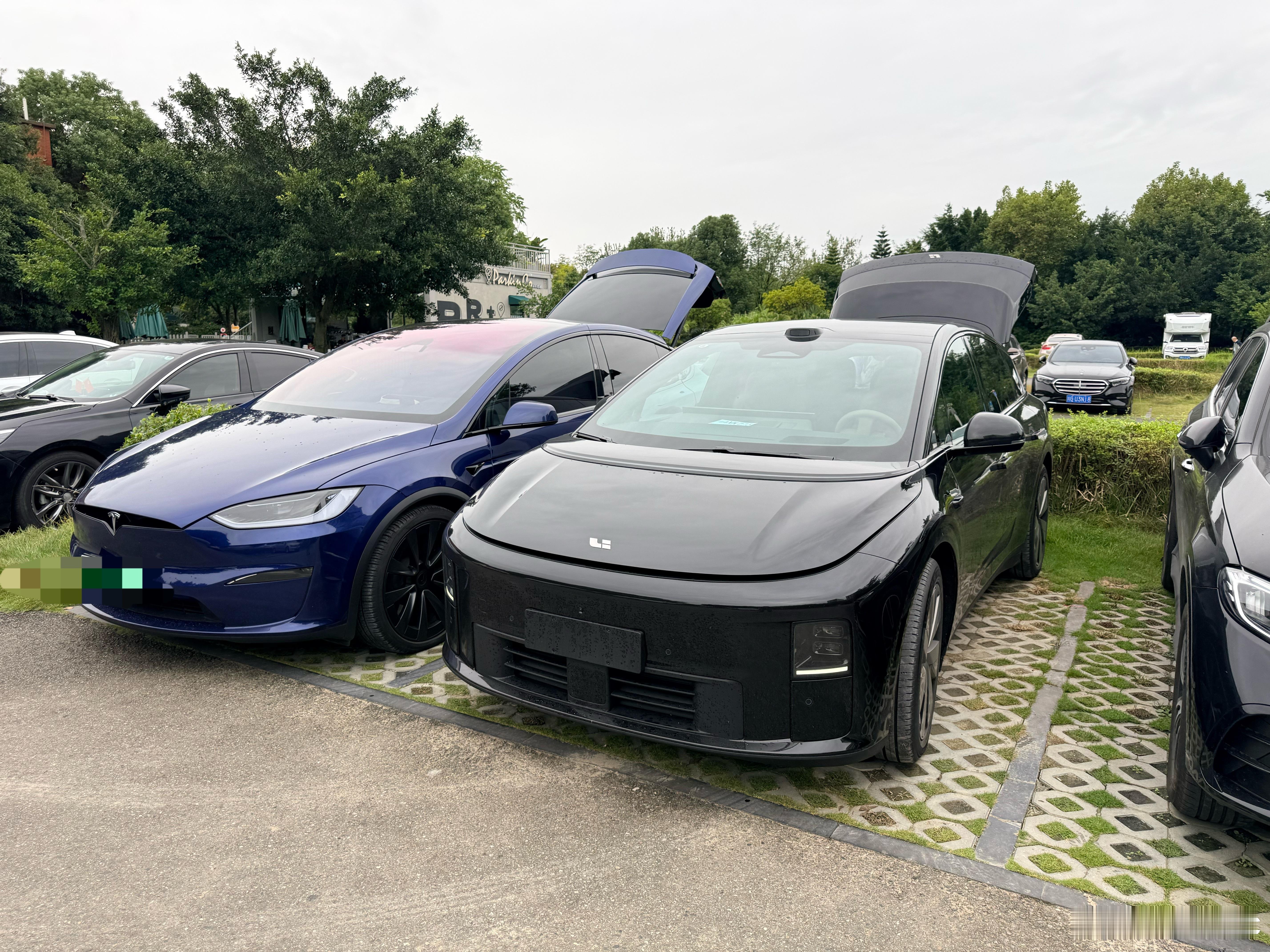 i6提车了，停到我的老伙计麦克斯前面[嘻嘻]，论不同时代20多万能买到什么车，只