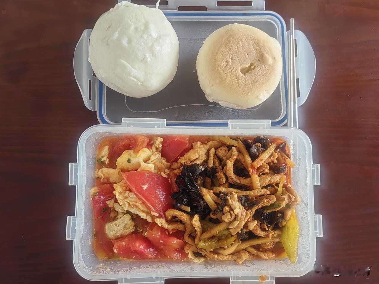 公司食堂每日打卡中午吃啥饭很多员工都会关注，每个公司标准也不一样。中午鱼香肉丝和