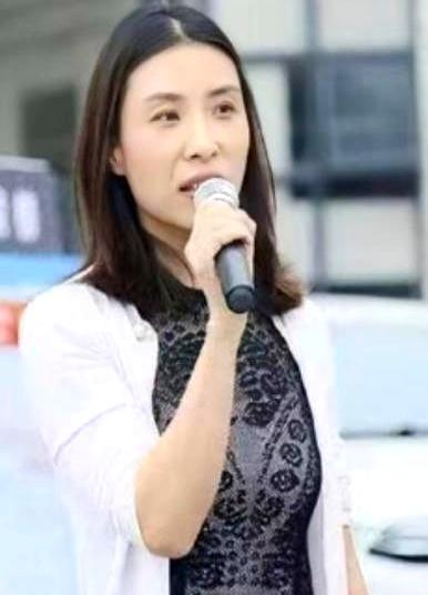 22岁丧夫守寡，靠着亡夫留下的快递帝国套现46亿大翻身，转头却嫁给了亡夫当年的老