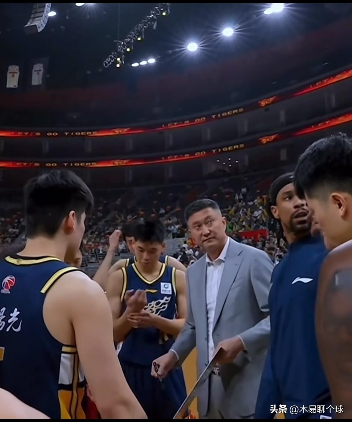 杜锋应该引咎辞职了！
广东男篮在近期的比赛中，广东男篮主教练正面临执教以来最严峻