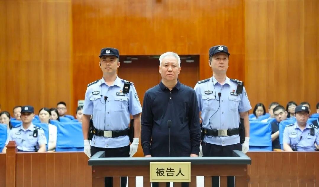 许家印一审被判无期一审判决出炉：67岁许家印无期徒刑，庭审满头白发，曾经改写中超