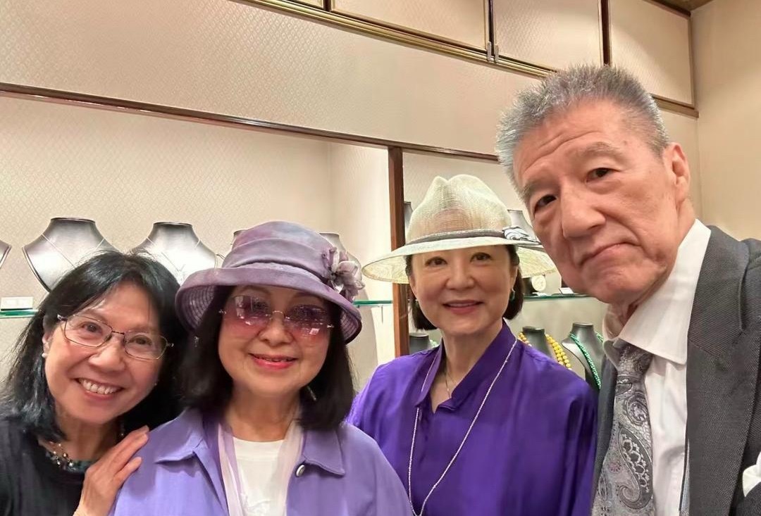 72岁林青霞现身香港一家珠宝店买翡翠，她穿着紫色上衣，打扮贵气时尚，整个人看起来