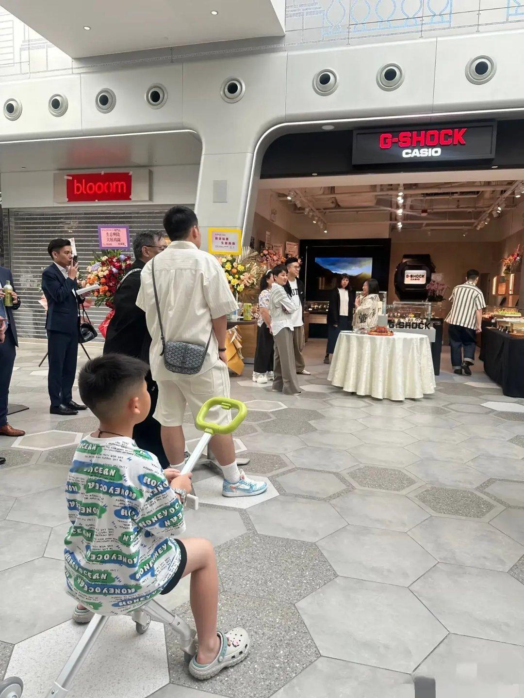 澳门偶遇四太，娃娃脸打扮休闲显年轻难怪当年赌王第一眼就喜欢她！ ​​​