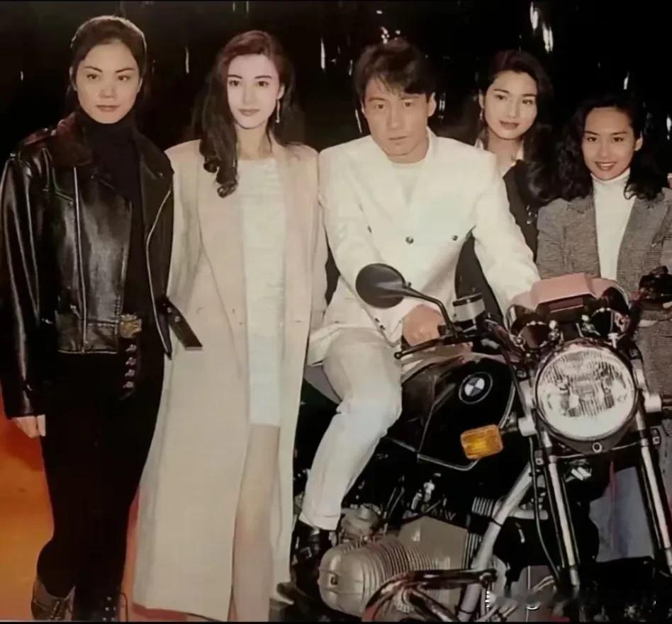 李嘉欣的美丽，真是一目了然，和他人一比，她就像画中走出的仙子。就算有人不特别吃她