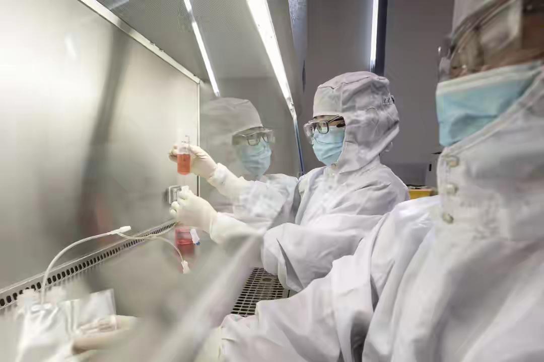 美国专家莱兰·米勒在播客上的一番话，简直让人惊掉下巴。他说中国要是先攻克癌症，对