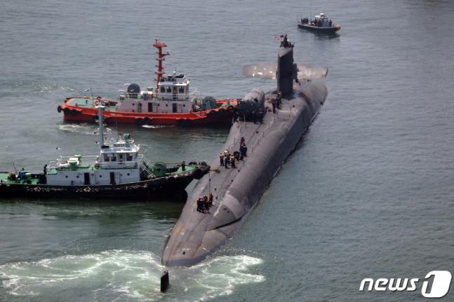 【美国海军核潜艇进入釜山港威慑朝鲜】

美国海军"俄亥俄"级核动力巡航导弹潜艇"