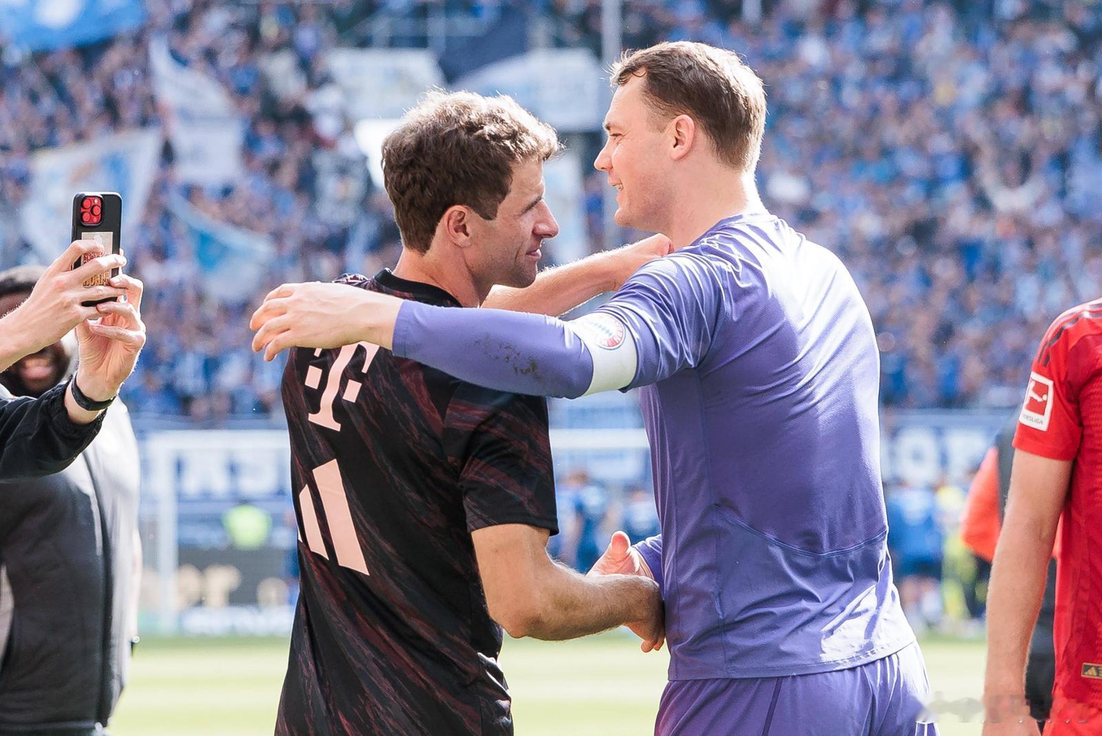 谈到和自己一起在俱乐部共同效力14年的队友穆勒，诺伊尔表示大家都很想念他，因为穆