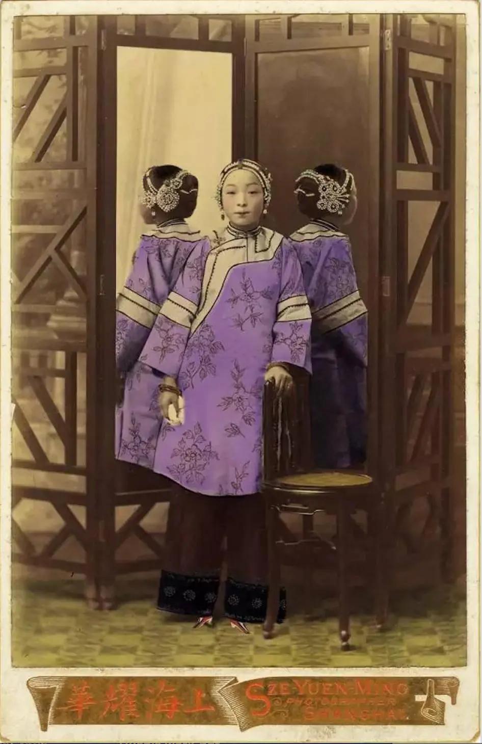晚清时期，一位上海青楼女子在照相馆留影。她身后放了两面不同角度的穿衣镜，这样就能