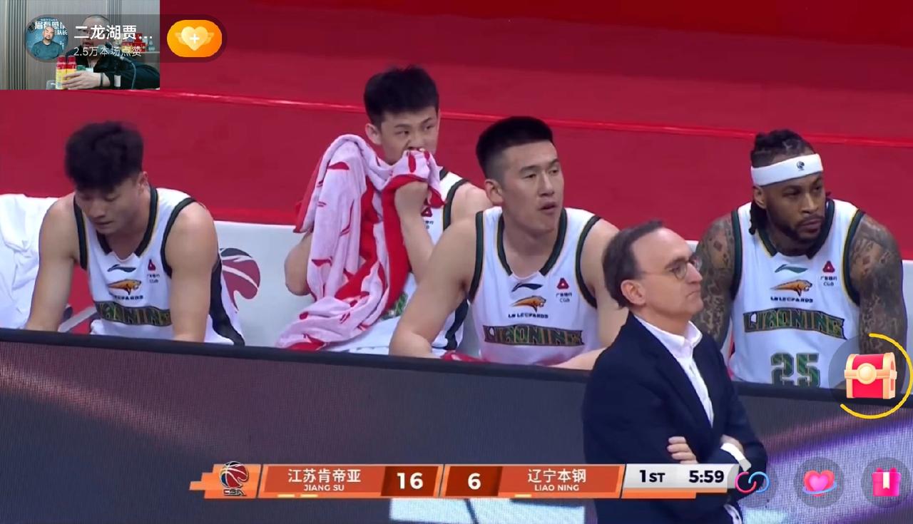 从昨晚辽篮客场战江苏首发拉胯到以赵继伟和莱迪为替补反败为胜可以看出：虽然赵继伟打