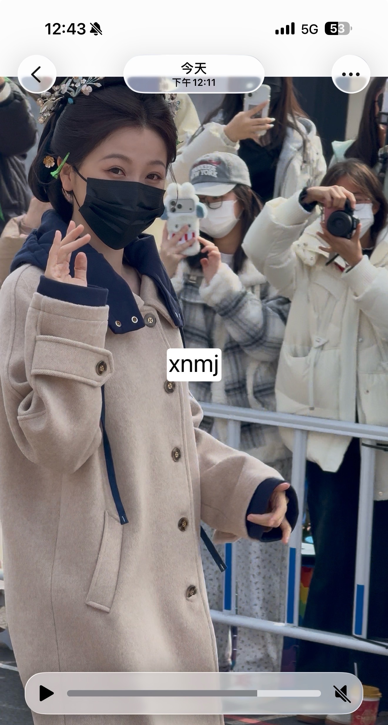 我要告诉全世界😭我姐姐就这么温柔的盯着我的饭撒牌5s左右，我要哭了😭😭 