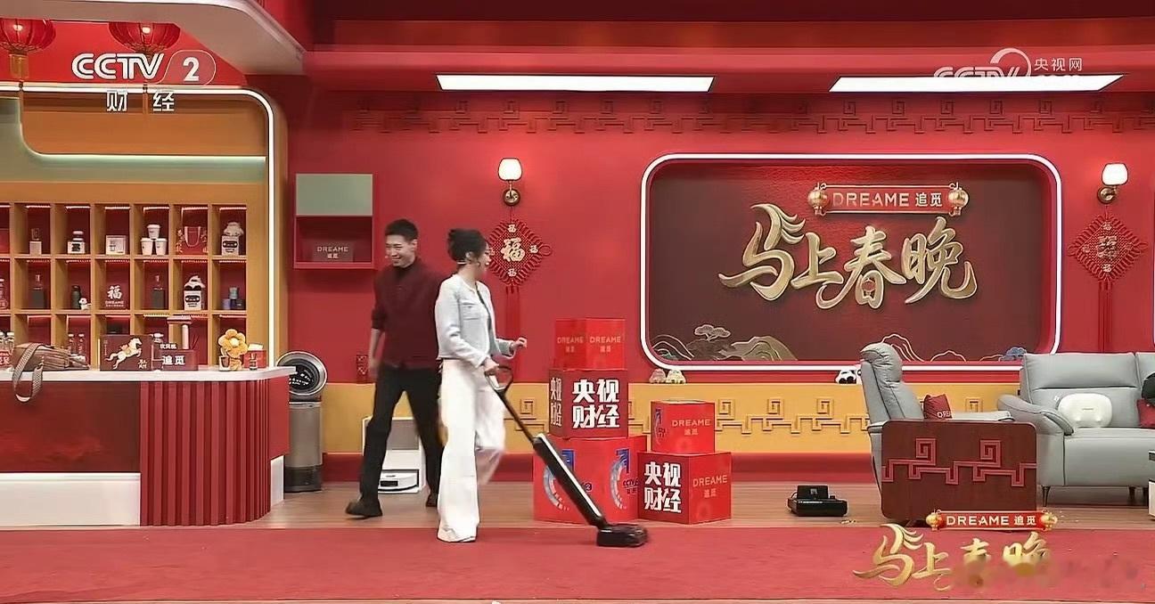 今年春晚的主题是科技 今年春晚把科技玩出花了！从LED显示屏开启春晚科技时代，历