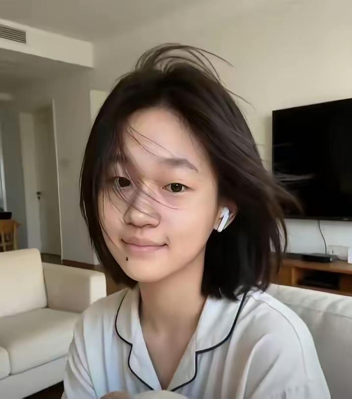全红婵这两年，是真把“沉默”活成了最硬的底气。
 
被骂“跳水变砸水”时，她在训