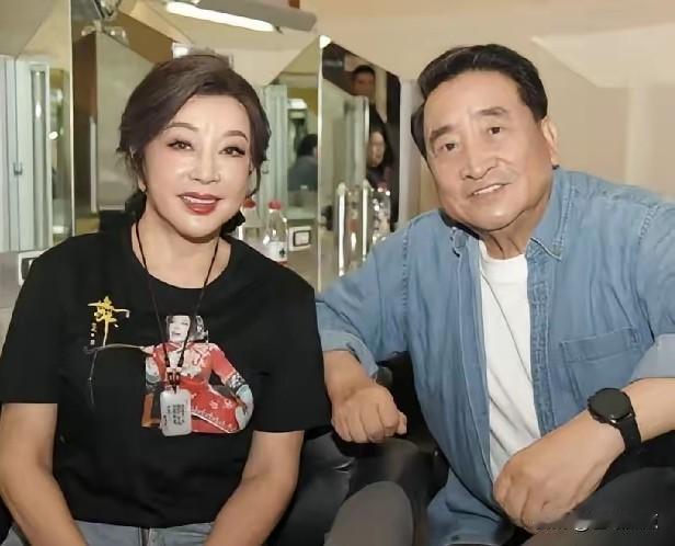 今日，刘晓庆在社交平台晒出了她和一位老友的同框合影。
1983年，这位老友在央视
