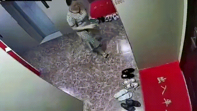 邻里矛盾确实是个比较普遍的问题。
一女子因不满邻居这一行为，多次做出同一举动，谁