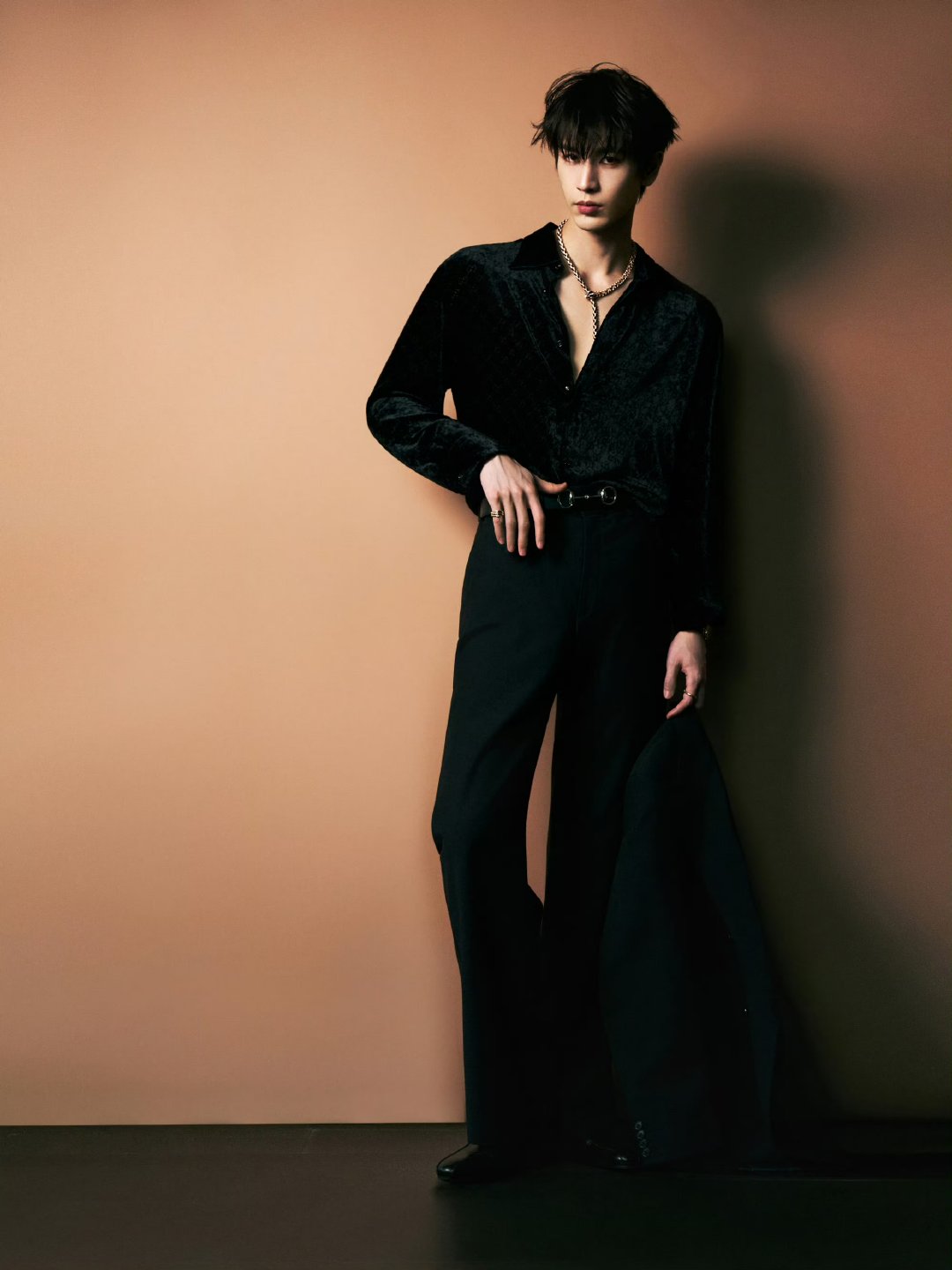 张凌赫黑色丝绒深v张凌赫魅惑力 张凌赫黑色丝绒深v，太权威了微博之夜 2025微