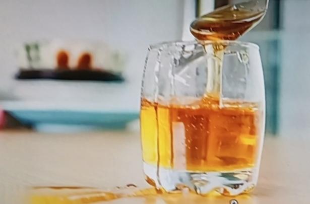 早上和晚上喝蜂蜜水区别还挺大。早上喝，蜂蜜里的果糖和葡萄糖能快速供能，还能刺激胃